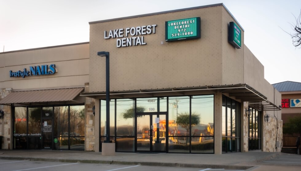 Outside view of Lake Forest Dental office